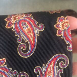 Neiman Marcus beautiful paisley tie silk pre-owned